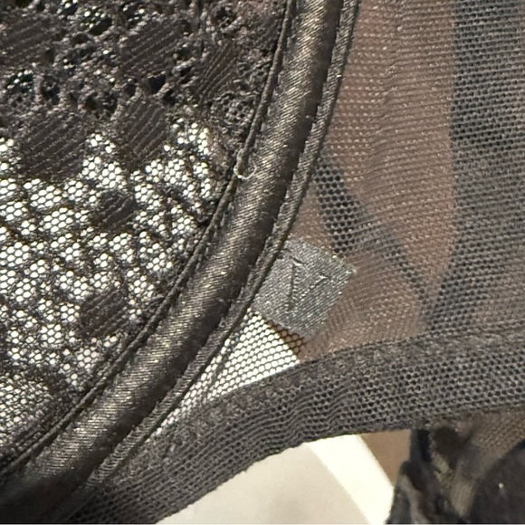 Victoria's Secret Black Sheer Lace Floral Bra Underwire unlined - Picture 4 of 4
